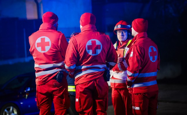 Auto nur wenige Momente nach Unfall am Bahnhof in Andorf von Gterzug erfasst