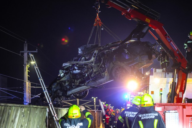 Auto nur wenige Momente nach Unfall am Bahnhof in Andorf von Gterzug erfasst