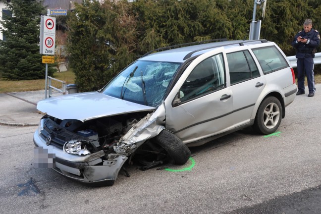 PKW-Crash: Verkehrsunfall in Kirchdorf an der Krems fordert zwei Verletzte