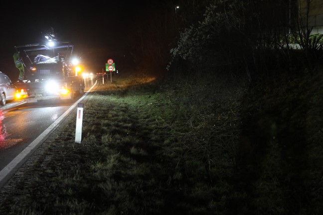 Person eingeklemmt: Schwerer Kreuzungscrash zwischen zwei PKW auf Salzkammergutstrae in Gmunden