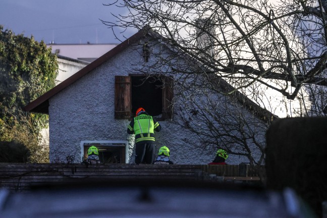 Drei Feuerwehren bei Brand eines Nebengebudes bei einem Wohnhaus in Traun im Einsatz