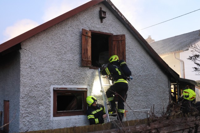 Drei Feuerwehren bei Brand eines Nebengebudes bei einem Wohnhaus in Traun im Einsatz