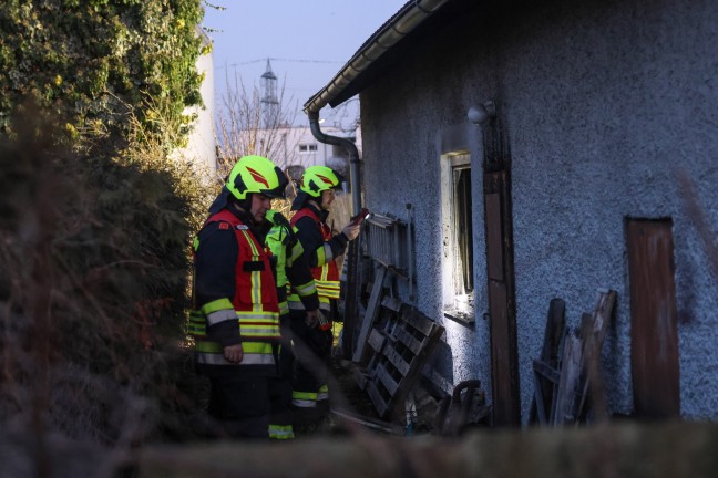 Drei Feuerwehren bei Brand eines Nebengebudes bei einem Wohnhaus in Traun im Einsatz