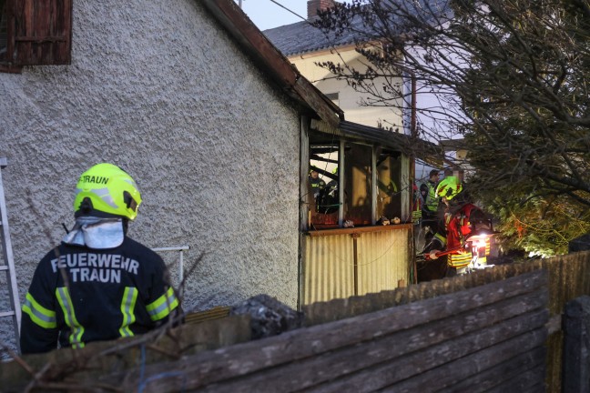 Drei Feuerwehren bei Brand eines Nebengebudes bei einem Wohnhaus in Traun im Einsatz