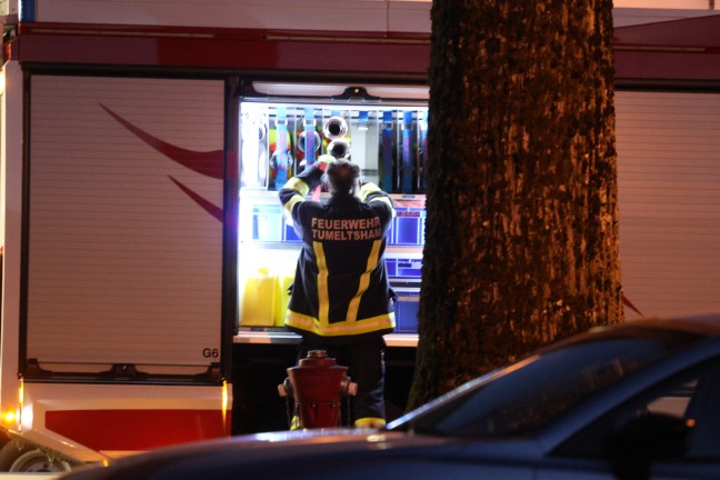 Fnf Feuerwehren bei Brand im Dachbereich eines Unternehmens in Tumeltsham im Einsatz