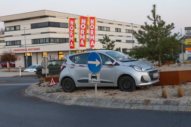 Kurioser Anblick: Auto steht mitten im "Maschinenring-Kreisverkehr" in Wels-Vogelweide