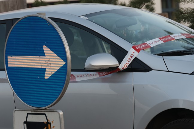 Kurioser Anblick: Auto steht mitten im "Maschinenring-Kreisverkehr" in Wels-Vogelweide