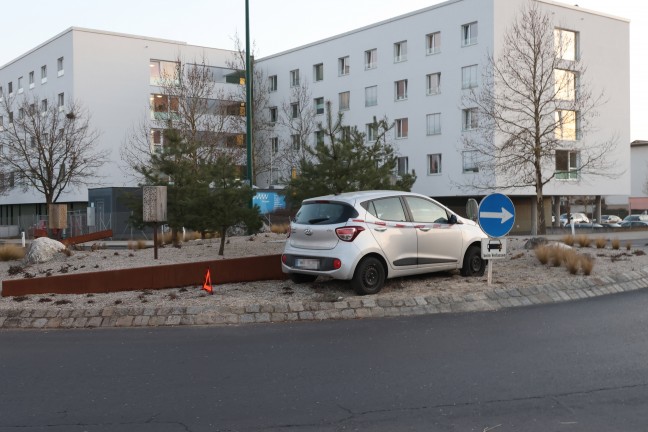 Kurioser Anblick: Auto steht mitten im "Maschinenring-Kreisverkehr" in Wels-Vogelweide