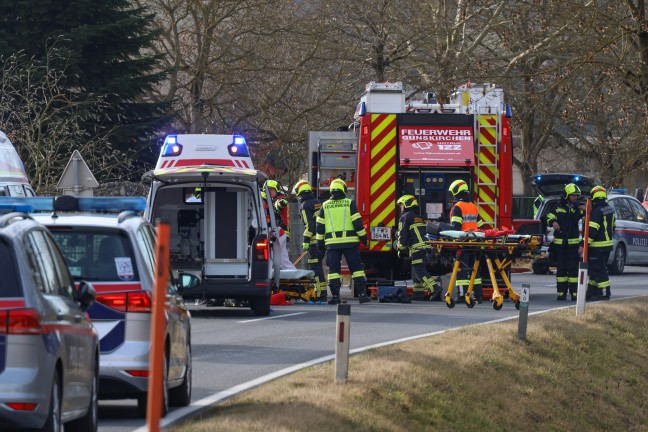 Schwerst verletzt: Auto bei Verkehrsunfall in Gunskirchen gegen Verkehrszeichen und Baum geprallt