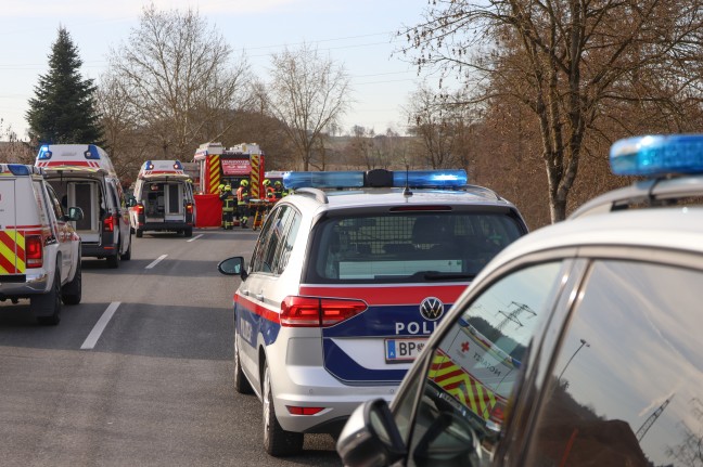 Schwerst verletzt: Auto bei Verkehrsunfall in Gunskirchen gegen Verkehrszeichen und Baum geprallt