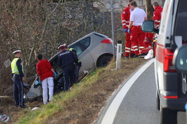 Schwerst verletzt: Auto bei Verkehrsunfall in Gunskirchen gegen Verkehrszeichen und Baum geprallt