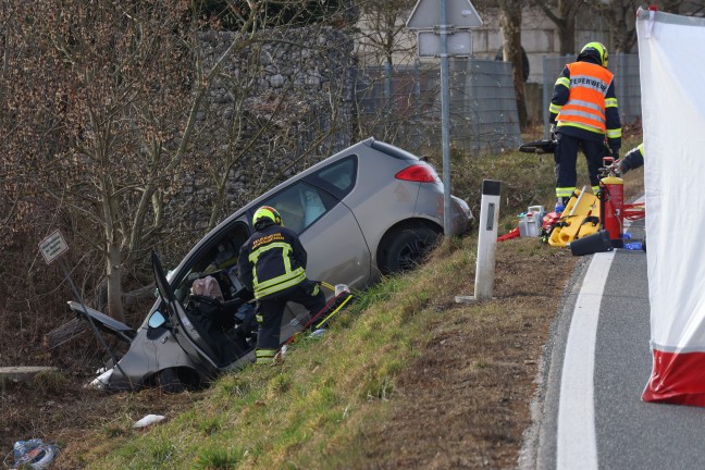 Schwerst verletzt: Auto bei Verkehrsunfall in Gunskirchen gegen Verkehrszeichen und Baum geprallt