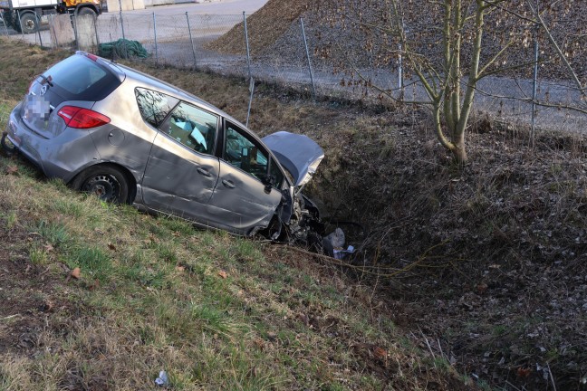 Schwerst verletzt: Auto bei Verkehrsunfall in Gunskirchen gegen Verkehrszeichen und Baum geprallt