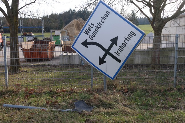 Schwerst verletzt: Auto bei Verkehrsunfall in Gunskirchen gegen Verkehrszeichen und Baum geprallt