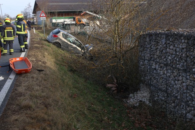 Schwerst verletzt: Auto bei Verkehrsunfall in Gunskirchen gegen Verkehrszeichen und Baum geprallt