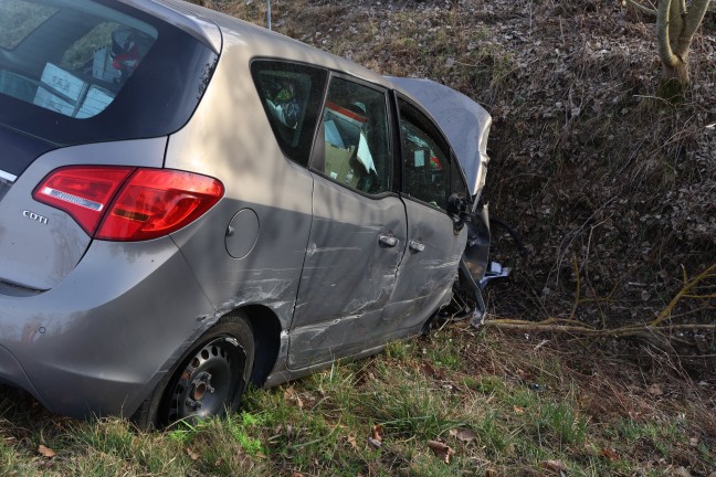 Schwerst verletzt: Auto bei Verkehrsunfall in Gunskirchen gegen Verkehrszeichen und Baum geprallt