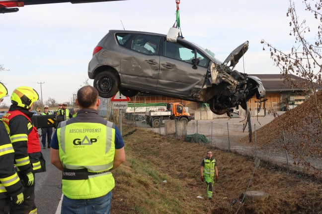 Schwerst verletzt: Auto bei Verkehrsunfall in Gunskirchen gegen Verkehrszeichen und Baum geprallt