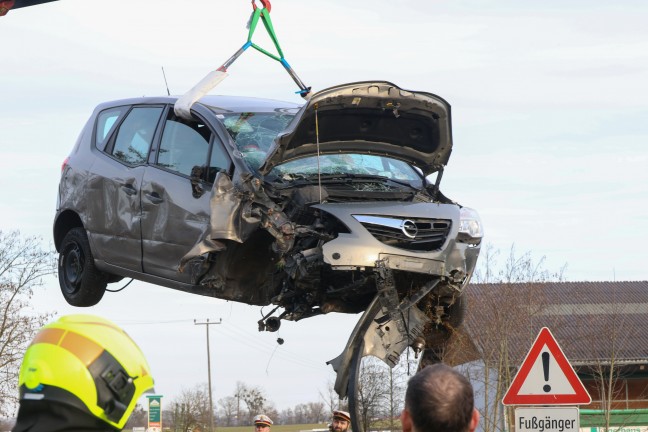 Schwerst verletzt: Auto bei Verkehrsunfall in Gunskirchen gegen Verkehrszeichen und Baum geprallt