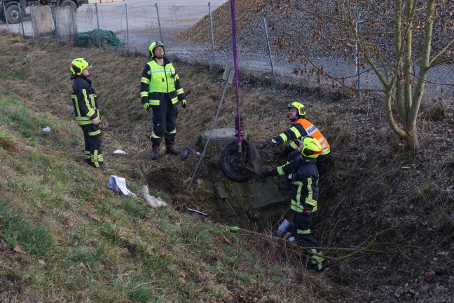 Schwerst verletzt: Auto bei Verkehrsunfall in Gunskirchen gegen Verkehrszeichen und Baum geprallt