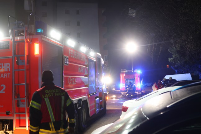 Drei Feuerwehren bei Brand einer Mllinsel unter einem Mehrparteienwohnhaus in Leonding im Einsatz