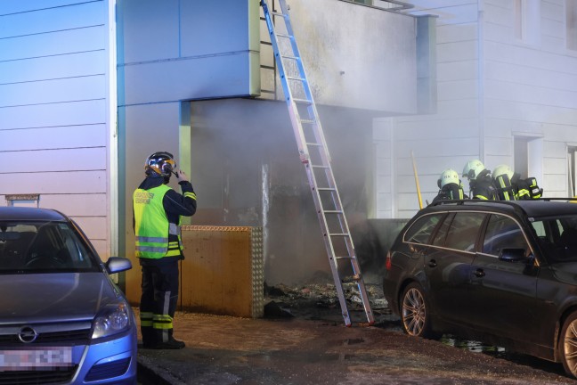 Drei Feuerwehren bei Brand einer Mllinsel unter einem Mehrparteienwohnhaus in Leonding im Einsatz