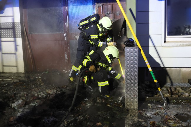 Drei Feuerwehren bei Brand einer Mllinsel unter einem Mehrparteienwohnhaus in Leonding im Einsatz