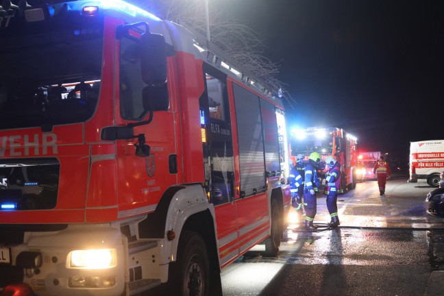 Drei Feuerwehren bei Brand einer Mllinsel unter einem Mehrparteienwohnhaus in Leonding im Einsatz