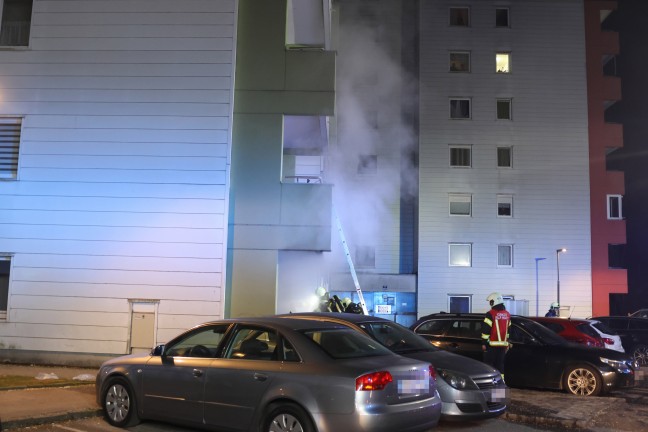 Drei Feuerwehren bei Brand einer Mllinsel unter einem Mehrparteienwohnhaus in Leonding im Einsatz