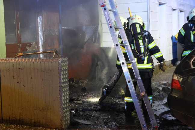 Drei Feuerwehren bei Brand einer Mllinsel unter einem Mehrparteienwohnhaus in Leonding im Einsatz