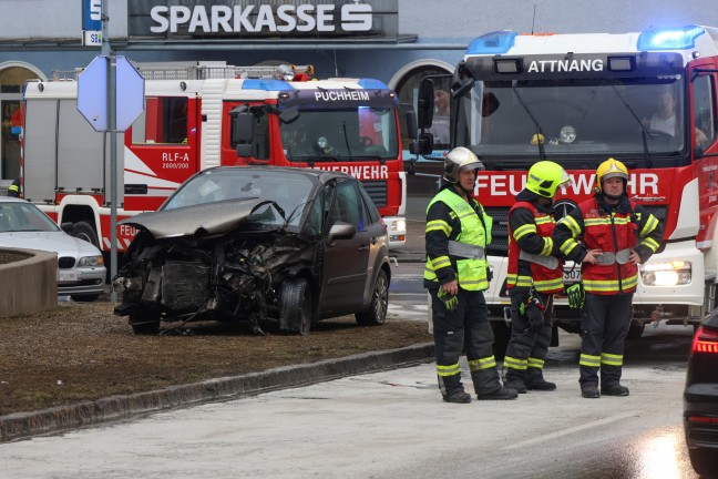 Sieben Verletzte bei schwerem Crash mit drei beteiligten Autos auf Wiener Strae in Attnang-Puchheim