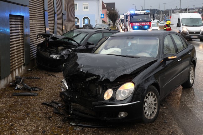 Sieben Verletzte bei schwerem Crash mit drei beteiligten Autos auf Wiener Strae in Attnang-Puchheim