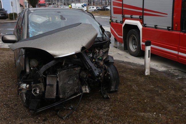 Sieben Verletzte bei schwerem Crash mit drei beteiligten Autos auf Wiener Strae in Attnang-Puchheim