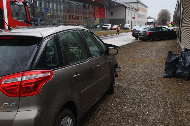 Sieben Verletzte bei schwerem Crash mit drei beteiligten Autos auf Wiener Strae in Attnang-Puchheim