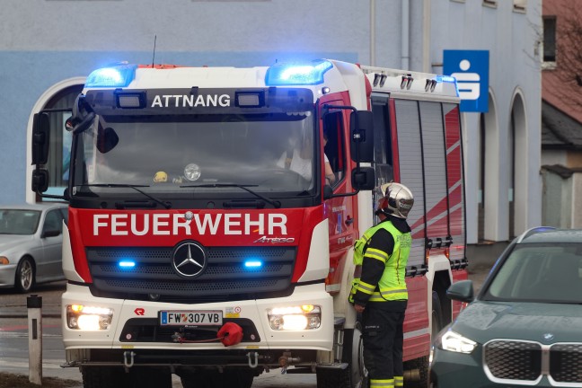 Sieben Verletzte bei schwerem Crash mit drei beteiligten Autos auf Wiener Strae in Attnang-Puchheim