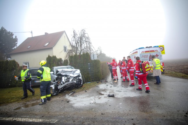 Schwerer Kreuzungscrash zwischen zwei PKW bei Oftering fordert zwei Verletzte