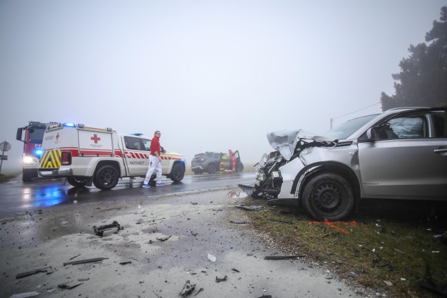 Schwerer Kreuzungscrash zwischen zwei PKW bei Oftering fordert zwei Verletzte