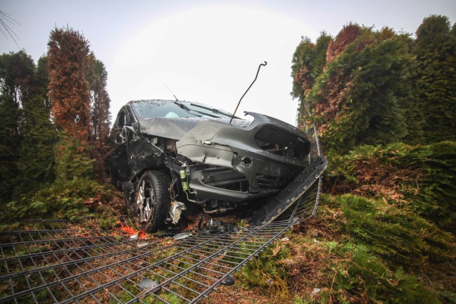 Schwerer Kreuzungscrash zwischen zwei PKW bei Oftering fordert zwei Verletzte