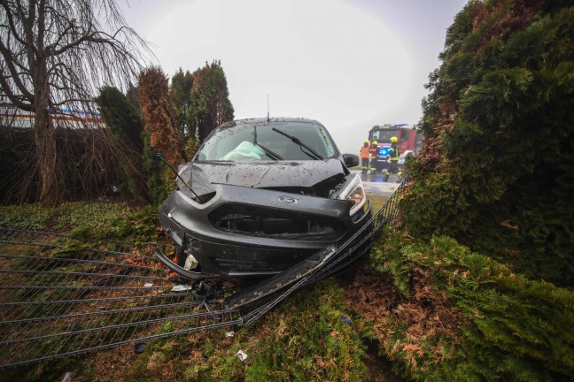 Schwerer Kreuzungscrash zwischen zwei PKW bei Oftering fordert zwei Verletzte