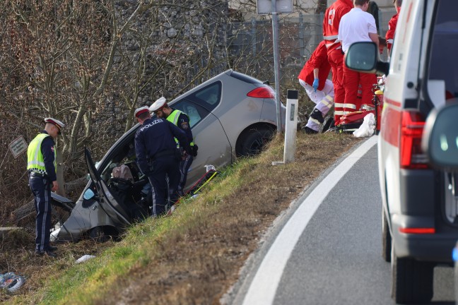 Autolenker (77) nach folgenschwerem Verkehrsunfall bei Gunskirchen im Klinikum verstorben