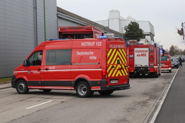 Personenrettung: Feuerwehr befreit Lenker nach schwerem Verkehrsunfall in Wels-Schafwiesen aus Auto