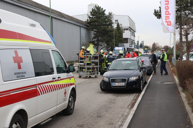 Personenrettung: Feuerwehr befreit Lenker nach schwerem Verkehrsunfall in Wels-Schafwiesen aus Auto