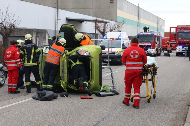 Personenrettung: Feuerwehr befreit Lenker nach schwerem Verkehrsunfall in Wels-Schafwiesen aus Auto