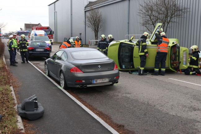 Personenrettung: Feuerwehr befreit Lenker nach schwerem Verkehrsunfall in Wels-Schafwiesen aus Auto