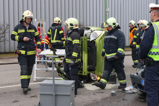 Personenrettung: Feuerwehr befreit Lenker nach schwerem Verkehrsunfall in Wels-Schafwiesen aus Auto