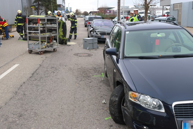 Personenrettung: Feuerwehr befreit Lenker nach schwerem Verkehrsunfall in Wels-Schafwiesen aus Auto