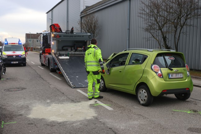 Personenrettung: Feuerwehr befreit Lenker nach schwerem Verkehrsunfall in Wels-Schafwiesen aus Auto