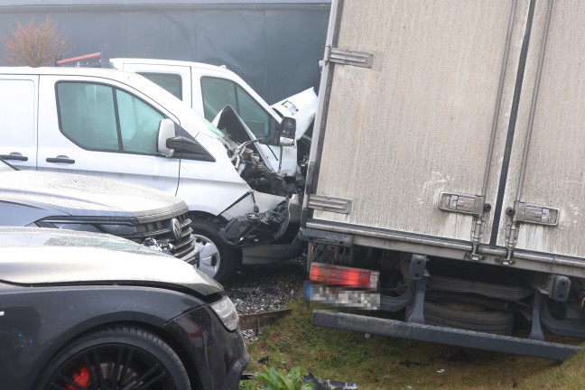 LKW donnert bei Unfall in Sipbachzell in vier Gebrauchtwagen und gegen Gebude einer KFZ-Werksttte