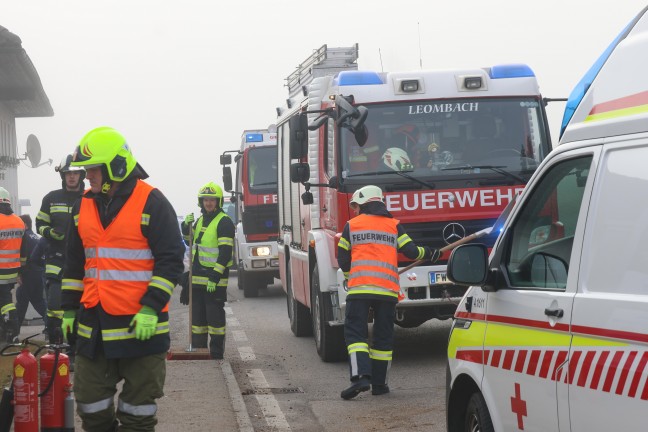 LKW donnert bei Unfall in Sipbachzell in vier Gebrauchtwagen und gegen Gebude einer KFZ-Werksttte