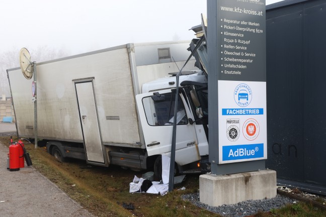 LKW donnert bei Unfall in Sipbachzell in vier Gebrauchtwagen und gegen Gebude einer KFZ-Werksttte