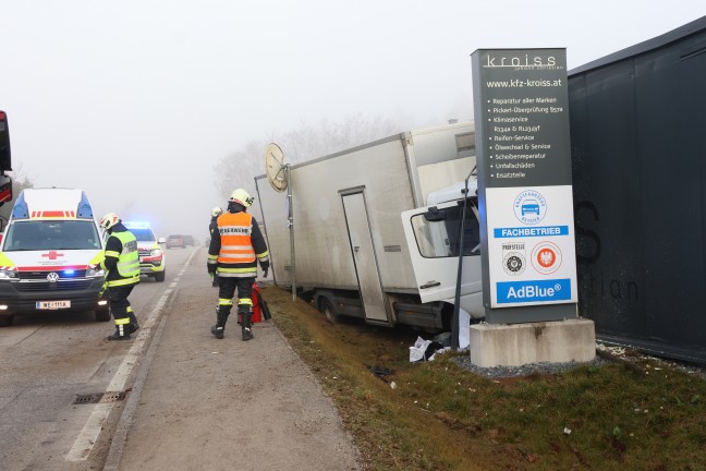 LKW donnert bei Unfall in Sipbachzell in vier Gebrauchtwagen und gegen Gebude einer KFZ-Werksttte